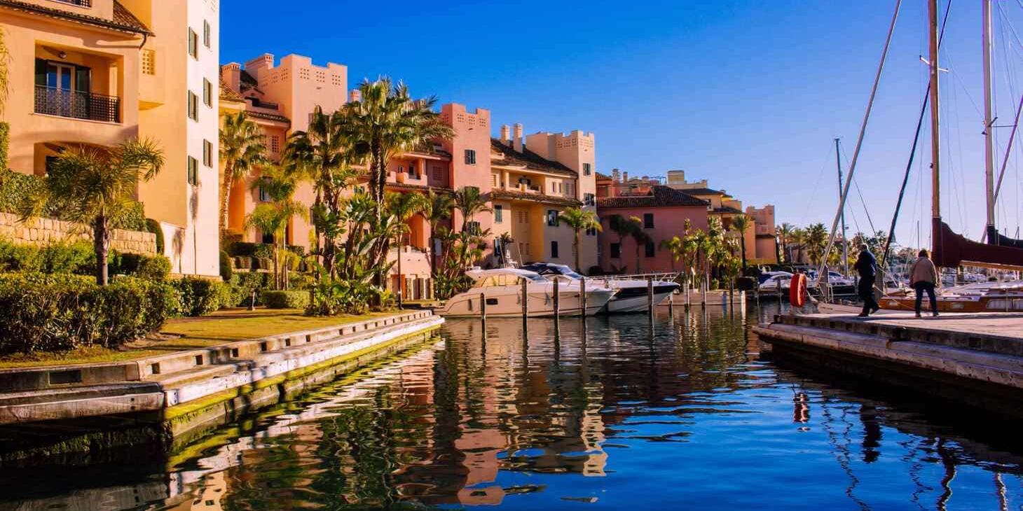 Port de plaisance de Sotogrande avec appartements de style méditerranéen et voiliers