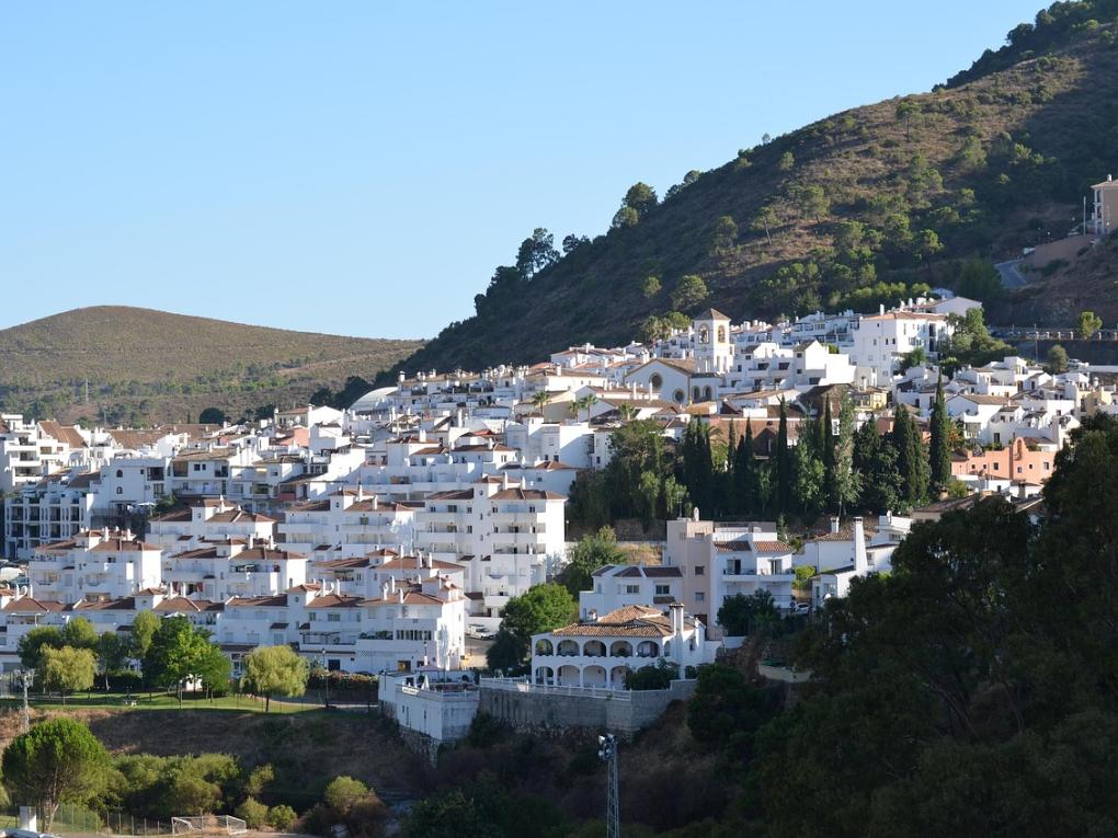 Vista panorámica del pueblo blanco de Benahavís en la Costa del Sol, destacando su arquitectura tradicional andaluza y entorno natural de montaña.