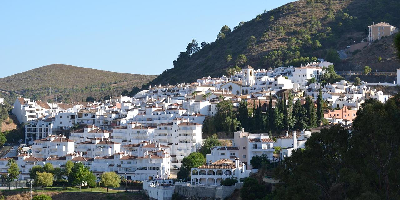 Vista panorámica del pueblo blanco de Benahavís en la Costa del Sol, destacando su arquitectura tradicional andaluza y entorno natural de montaña.