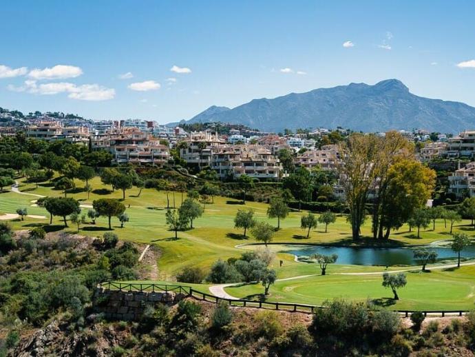 Campo de golf rodeado de urbanizaciones de lujo en Marbella, un activo inmobiliario de alta liquidez para compradores al contado (cash buyers).