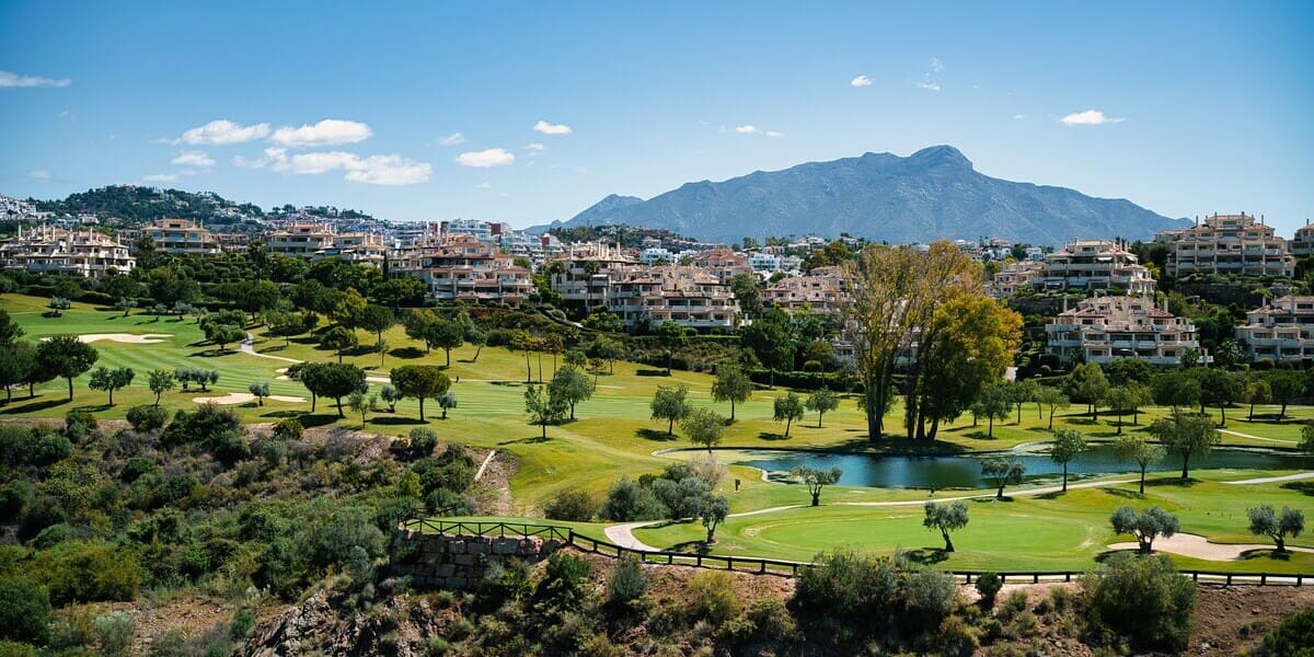 Campo de golf rodeado de urbanizaciones de lujo en Marbella, un activo inmobiliario de alta liquidez para compradores al contado (cash buyers).