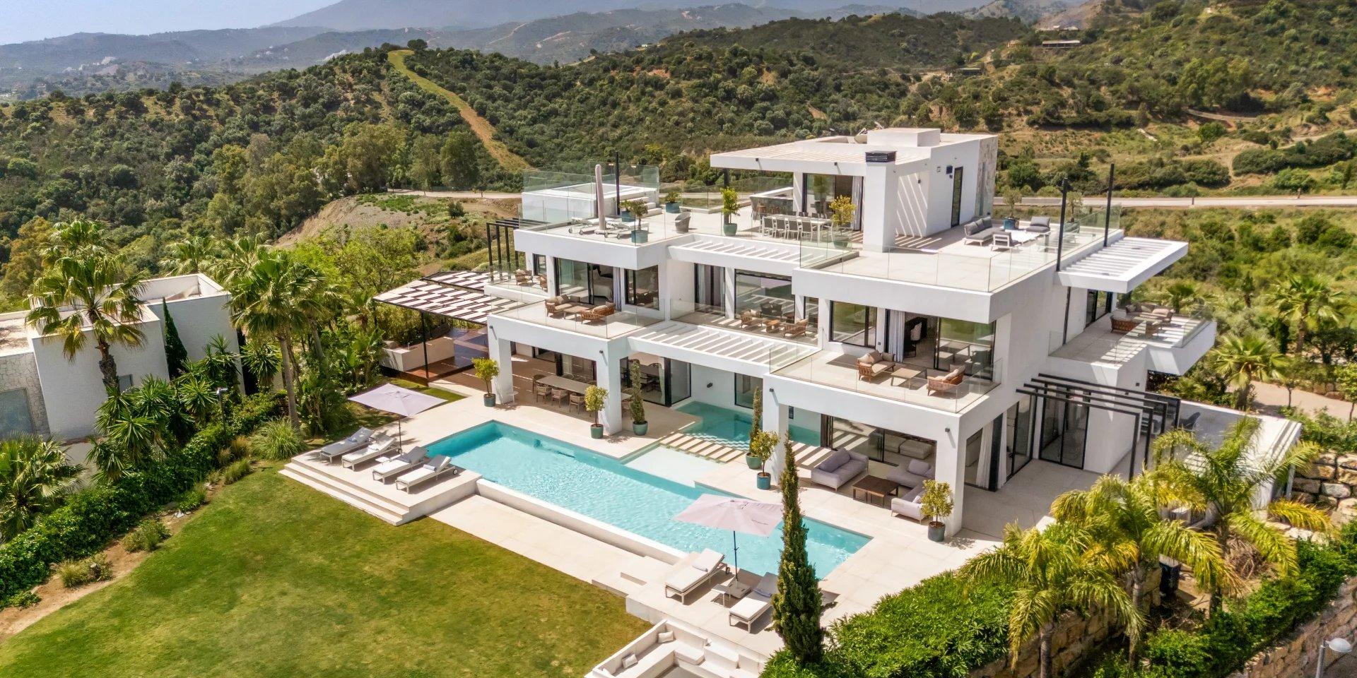 Villa moderna con piscina y vistas a la sierra en Nueva Andalucía, Marbella