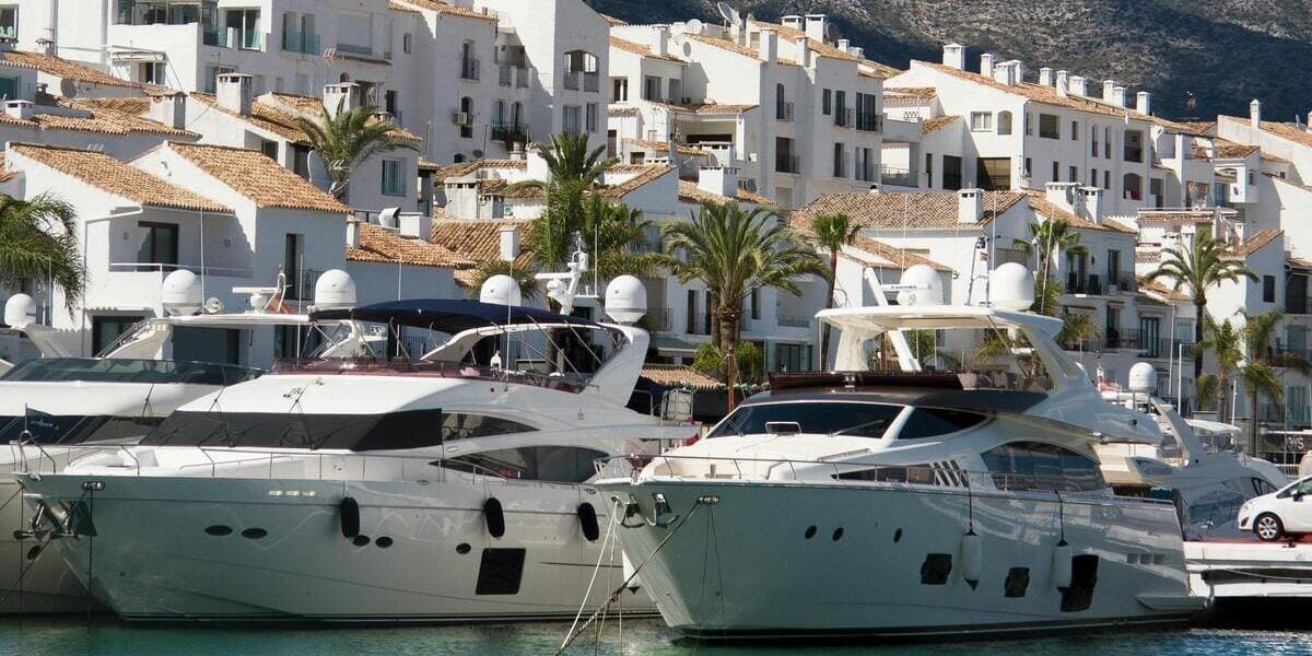 Yates de lujo en Puerto Banús, Marbella: el entorno ideal para el desarrollo de Branded Residences y proyectos residenciales de marcas de prestigio