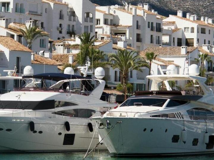 Yates de lujo en Puerto Banús, Marbella: el entorno ideal para el desarrollo de Branded Residences y proyectos residenciales de marcas de prestigio