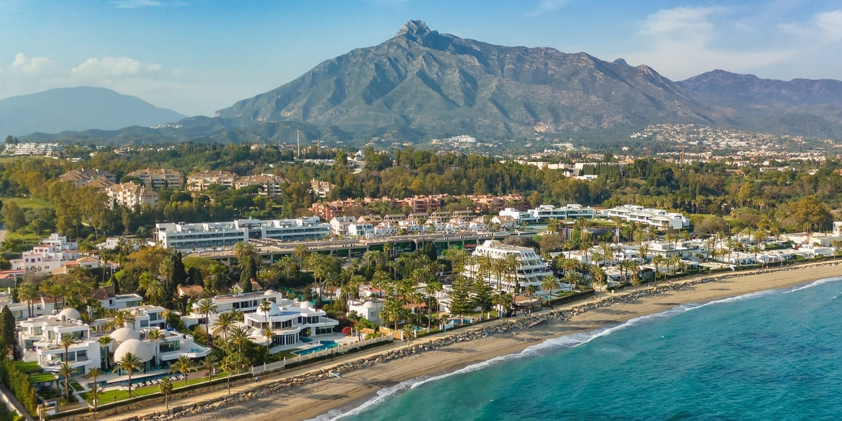 Vue aérienne du littoral de Marbella et de ses quartiers résidentiels sur la Costa del Sol
