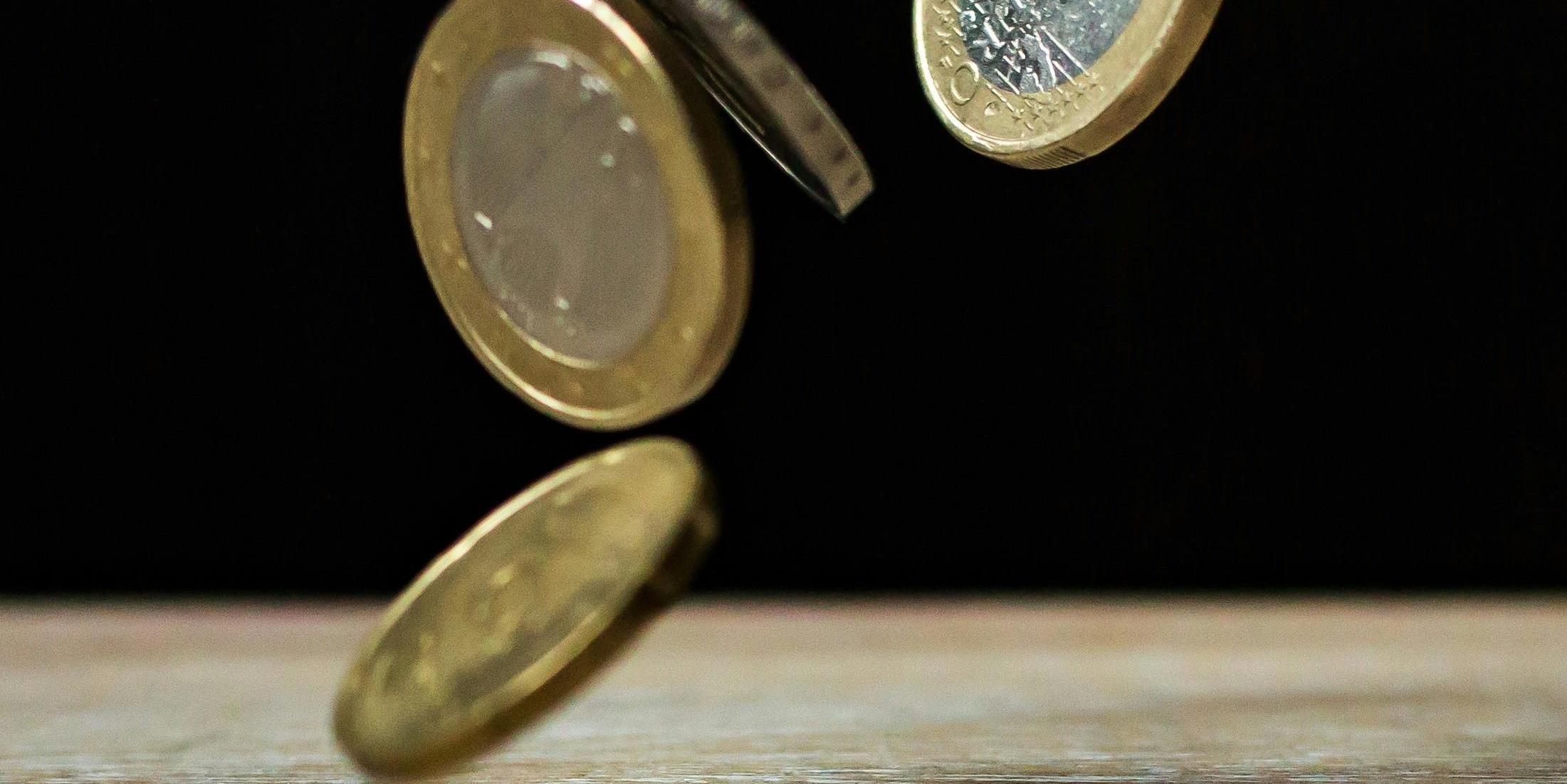 Campo de golf rodeado de urbanizaciones de lujo en Marbella, un activo inmobiliario de alta liquidez para compradores al contado (cash buyers).