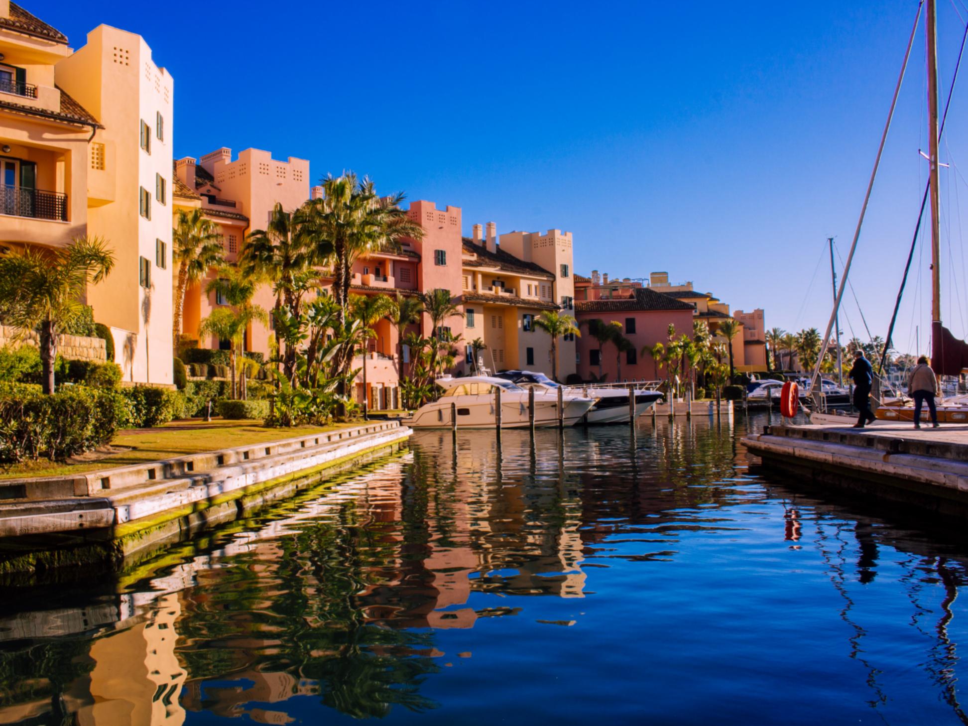 Campo de golf rodeado de urbanizaciones de lujo en Marbella, un activo inmobiliario de alta liquidez para compradores al contado (cash buyers).